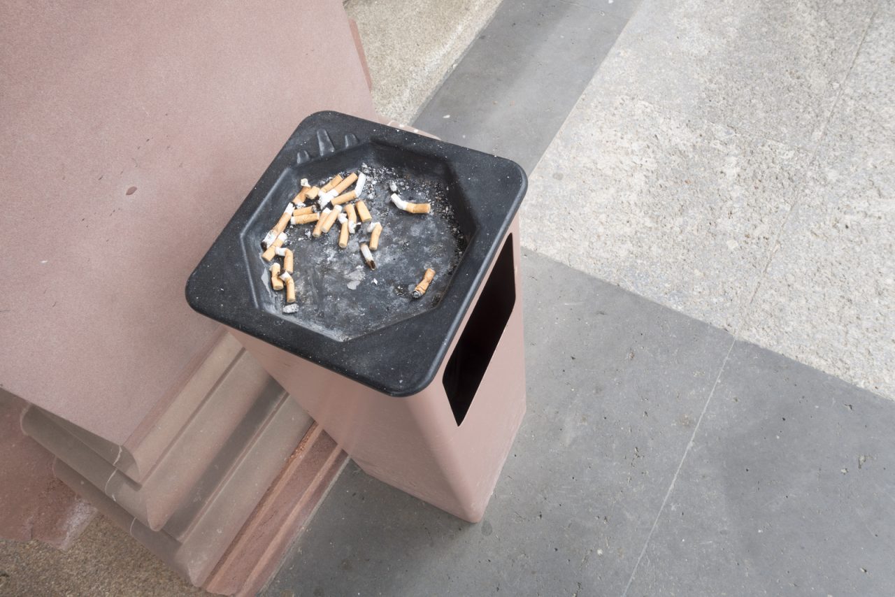 cendrier sur pied intérieur