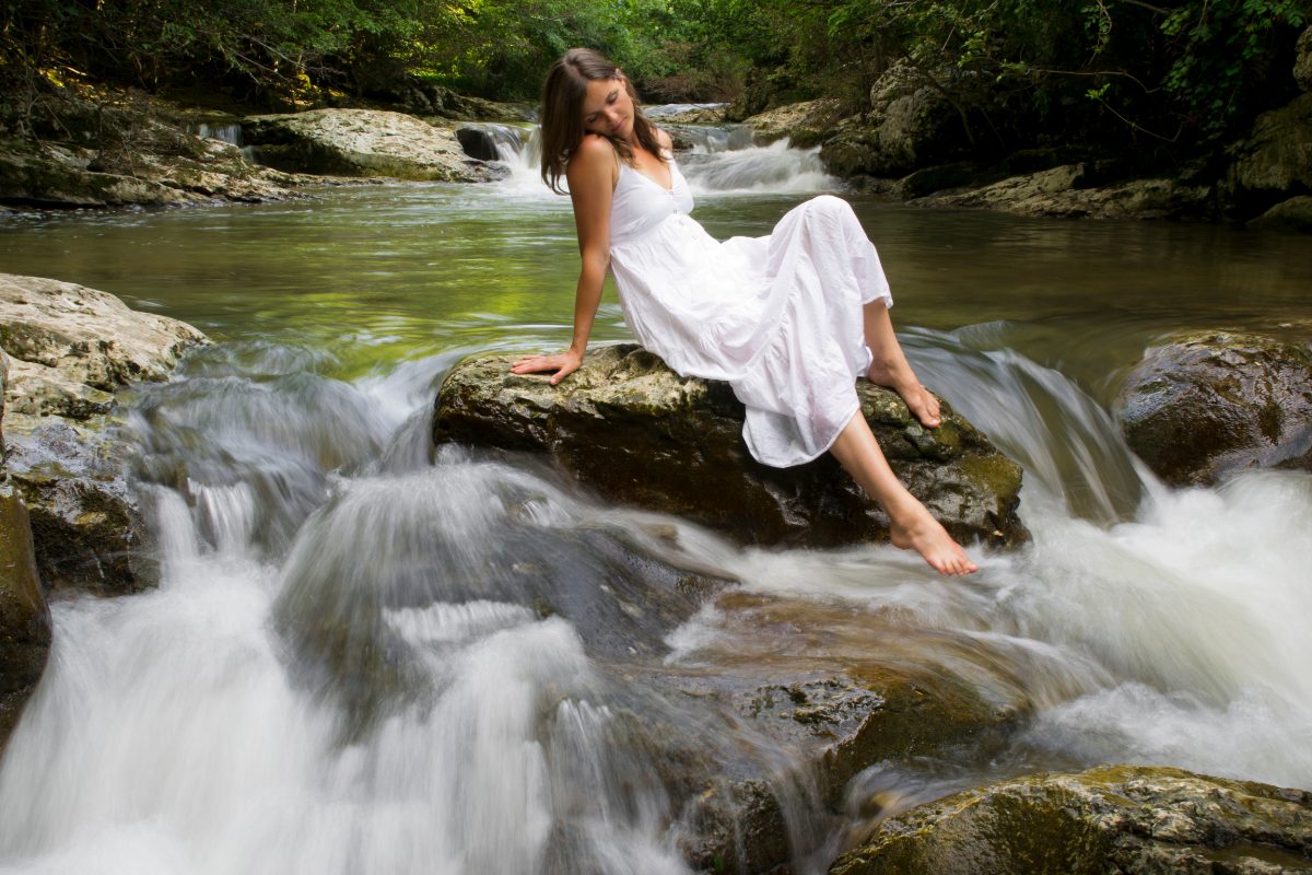 femme-pratiquant-rituel-de-purification